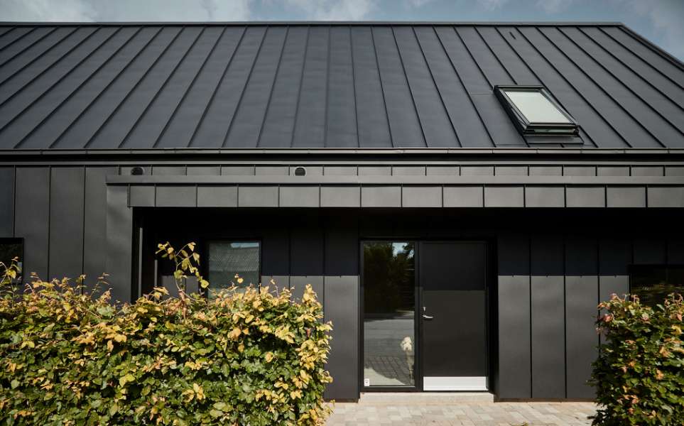 Rotes Backsteinhaus aus den 70er Jahren – in Stahlprofile „verpackt“!, Bakkelyparken 37, 8680 Ry, Dänemark